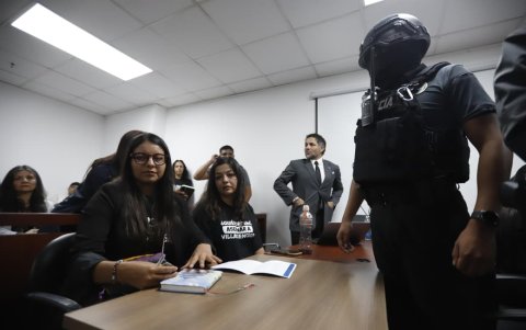Quito. Las hijas de Fernando Villavicencio se presentaron custodiadas en la audiencia de formulación de cargos.