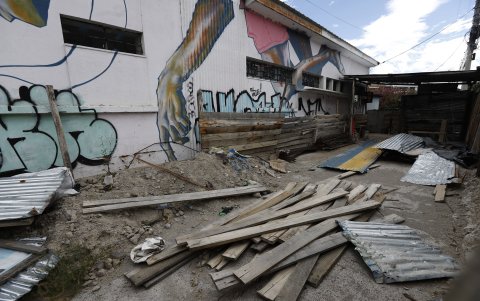 Una de las casetas está destruída y también fue vandalizada.