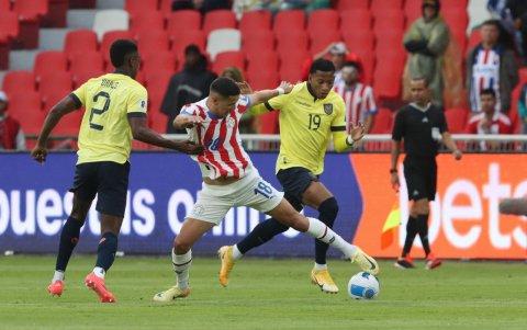El delantero paraguaya Álex Arce (18) intenta escapar de la marca de los ecuatorianos Félix Torres (i) y Gonzalo Plata en el cotejo disputado en Quito el año pasado.
