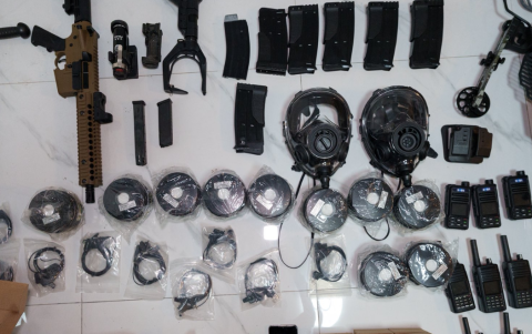 En el operativo se incautaron un fusil, una pistola, radios de comunicación, cartuchos de diferentes calibres, máscaras antigás y un detector de metales.