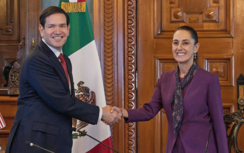 Claudia Sheinbaum, saludando al secretario de Estado de Estados Unidos, Marco Rubio, durante una reunión este miércoles, en Ciudad de México.