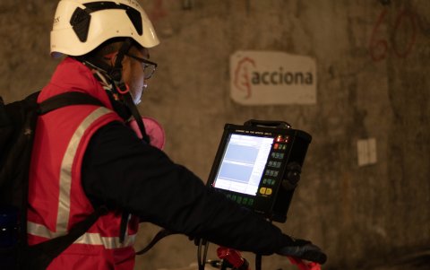 Personal técnico realiza un monitoreo ultrasónico de las vías, este trabajo se lo hace de manera manual para identificar fisuras o alguna eventualidad en las rieles.