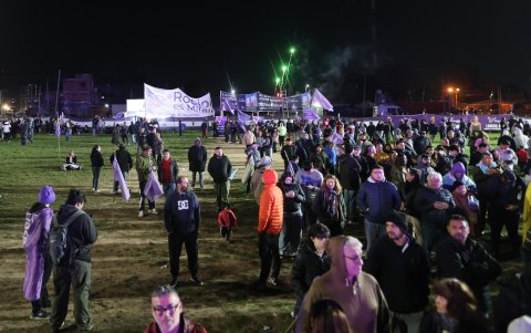Simpatizantes del partido La Libertad Avanza (LLA) asisten al cierre de campañas este miércoles, en Moreno (Argentina).