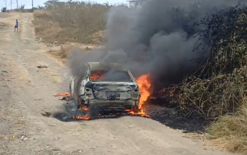 El vehículo utilizado por los sicarios fue incinerado y abandonado