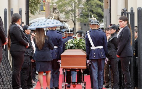 Féretro del fallecido senador y precandidato presidencial Miguel Uribe Turbay a su llegada al Cementerio Central en Bogotá (Colombia).
