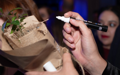 Como parte de la dinámica, cada asistente apadrinó un árbol.