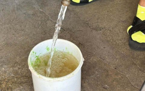 La baja presión de agua propicia que los ciudadanos llenen los recipientes en la planta baja de sus viviendas.