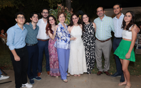 Juan Andrés Izurieta, Pancho Briz, Luis Hidalgo, Pilar Briz, María Teresa Pérez, Tata Ayala, María Fernanda de Hidalgo, y Xavier, José y Toya Hidalgo.