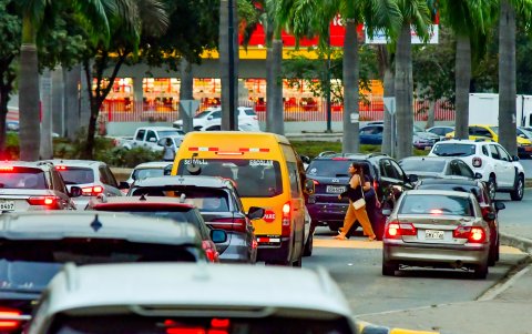 Críticas. Los residentes se quejan por el exceso de comercios en esta arteria.