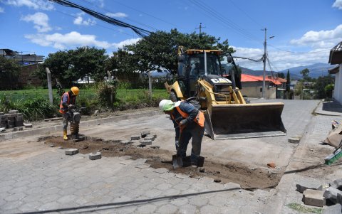 Trabajos. Otra de las problemáticas son los cortes por las roturas de tuberías. Epmaps lleva a cabo el proyecto de cambio de tuberías en Puembo.