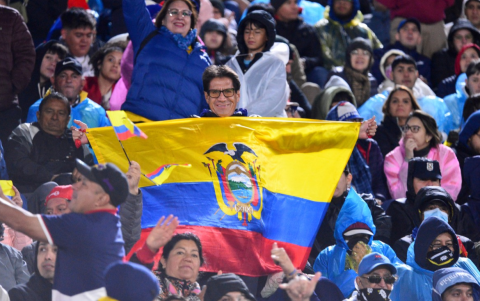 Hinchas de Ecuador animan a su selección antes del partido de fútbol de las eliminatorias sudamericanas de la Copa Mundial de la FIFA 2026.