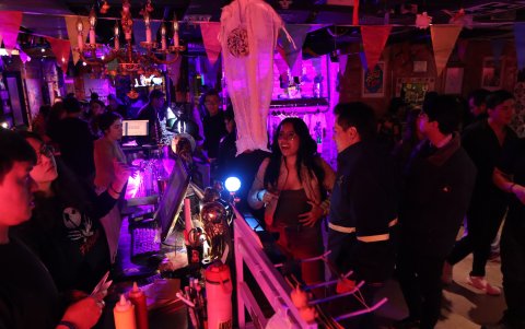 La diversión nocturna no puede faltar, con bebidas únicas creadas por mixólogos.