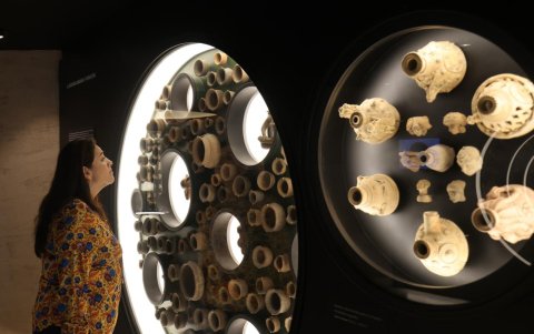 Arte, arqueología y espiritualidad se unen en el Museo Plutarco Naranjo, una joya cultural poco conocida de Quito.