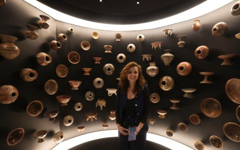 El diseño arquitectónico del museo simula un templo subterráneo dedicado a la salud y la memoria ancestral.