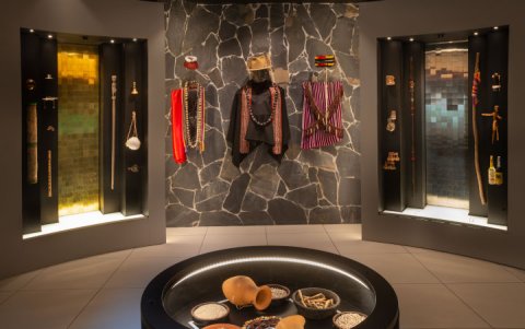 El diseño arquitectónico del museo simula un templo subterráneo dedicado a la salud y la memoria ancestral.