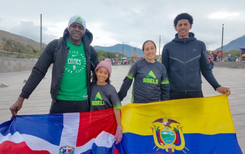 De izquierda a derecha: Reggie Luis (padre), ⁠Rylee Luis (hermana), Verónica Luis (mamá) y Rj Luis Jr. durante su visita a la Mitad del Mundo.