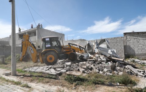 El operativo de este día contempla fases de aseguramiento, desalojo, descerrajamiento y demolición de estructuras irregulares, seguido del cerramiento del terreno para garantizar su custodia.