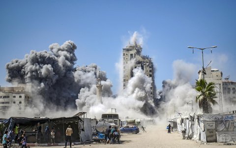 El humo se eleva desde la Torre Mushtaha luego de un ataque aéreo israelí en el oeste de la ciudad de Gaza, Franja de Gaza, el 5 de septiembre de 2025.