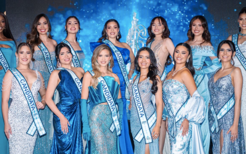 Las aspirantes al título de Reina de Guayaquil 2025, reunidas en su primera presentación oficial en el Centro Cultural Olmedo.