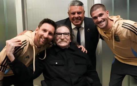 Messi, Rosdrigo de Paul, Alexis Mac Allister, Claudio Tapia y Charly García en los vestuarios del Estadio Monumental.