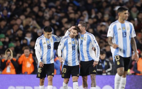 Argentina goleó 3-0 a Venezuela con doblete de Lionel Messi.