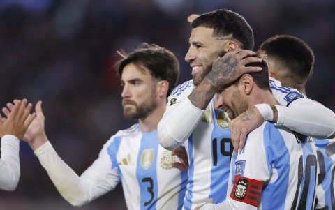 Lionel Messi (d) de Argentina celebra un gol con sus compañeros en un partido por las eliminatorias a la Copa Mundial 2026 ante Venezuela en el estadio Monumental en Buenos Aires (Argentina).