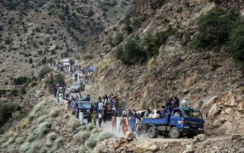 Los afganos viajan por la ladera de una colina después de un terremoto en el distrito de Nurgal de la provincia de Kunar el 3 de septiembre de 2025.