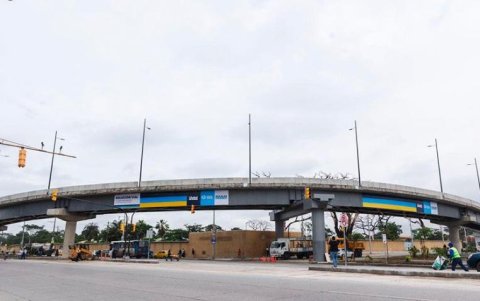 La construcción de pasos elevados han sido muy criticados en Guayaquil.
