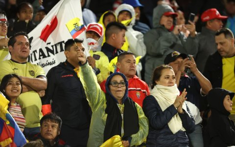 Aficionados de Ecuador animan a su equipo ante Paraguay.
