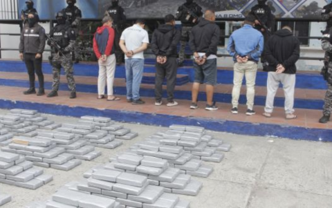 Evidencias incautadas durante el operativo incluyeron droga, armas y equipos de comunicación usados por la red criminal.