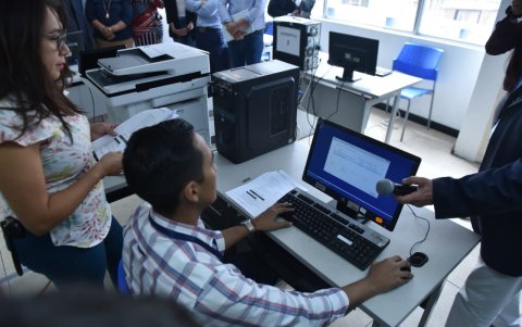 La instalación se realizó en presencia de veedores, comisionados ciudadanos y prensa.