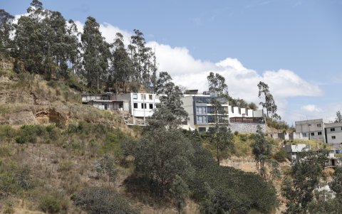 Inspecciones de la AMC revelan urbanizaciones sin permisos que bloquean senderos naturales y afectan quebradas del Ilaló, en Quito.