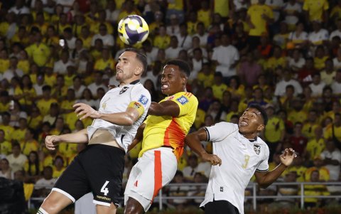 Jhon Arias (c), de Colombia, disputa el balón con Luis Haquín (i) y Diego Roman, de Bolivia.