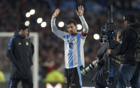 Lionel Messi agradeció al público presente en el estadio Monumental de Buenos Aires en el duelo de Argentina ante Venezuela.