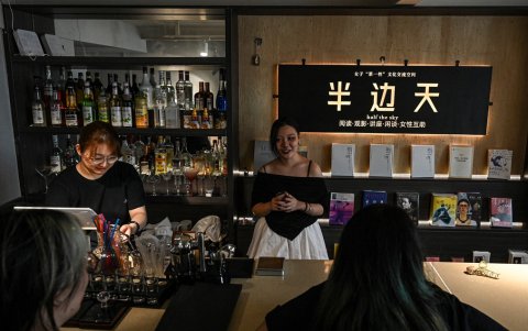 Mujeres charlando en el espacio cultural exclusivamente femenino