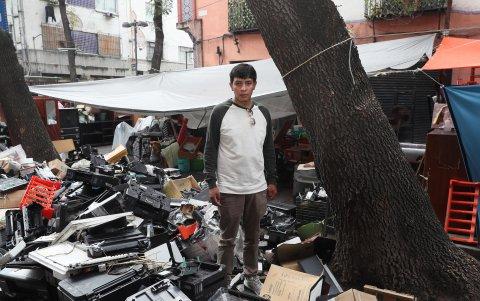 Julio Montoya posa junto a sus pertenencias este jueves, después de un desalojo en el Centro Histórico de Ciudad de México (México).