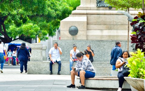 La ciudadanía suele sentarse en las piletas y bases de monumentos en la Plaza de la Administración.