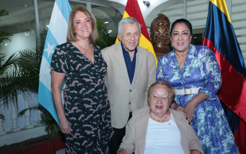 Silvia de Roldós, León Roldós, Amparo de García y Marianita Roldós.