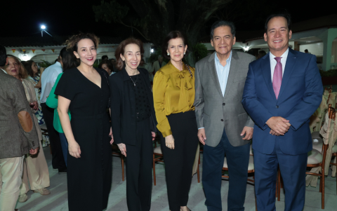 Adriana Arcentales, Gloria de Arcentales, Marcia de Cucalón, Eduardo Cucalón y Henry Cucalón.