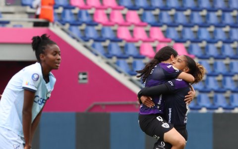 Mary Guerra (c) y su festejo tras marcar el segundo gol de las Dragonas.