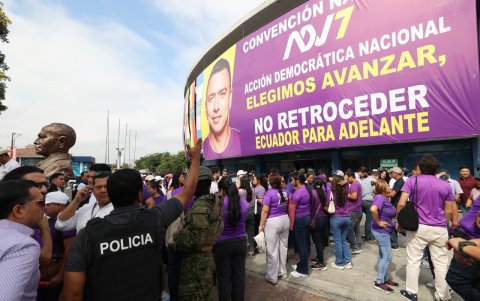 Militantes del movimiento ADN esperan al presidente Daniel Noboa en el Coliseo Voltaire Paladines Polo, durante la convención nacional 2025 en Guayaquil.