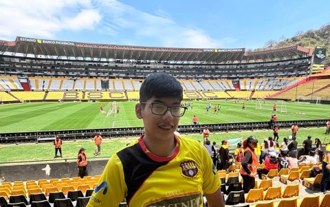 Nicolás Riofrío cumplió su sueño de ver entrenar a Piero Hincapié.