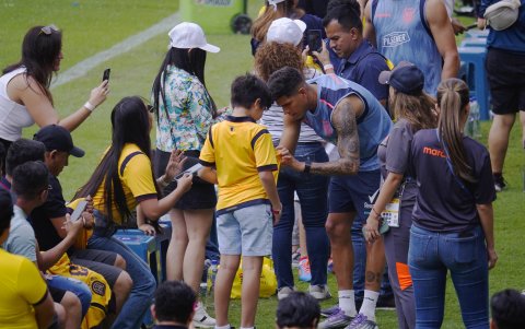 Piero Hincapié fue uno de los más solicitados por los hinchas.