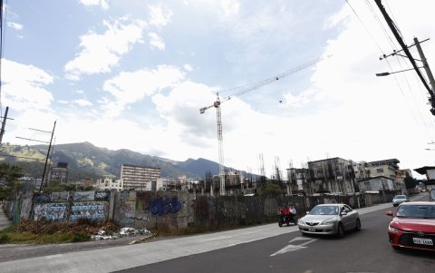 En la actualidad, los cimientos están en ruinas, con edificios casi terminados abandonados y aceras intransitables.