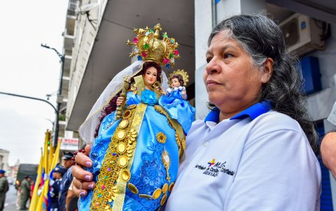 Algunos participantes de la procesión mariana portaron imágenes con diferentes advocaciones de la Virgen María.