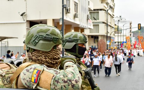 Militares acompañaron el recorrido de la procesión mariana en el centro de Guayaquil.