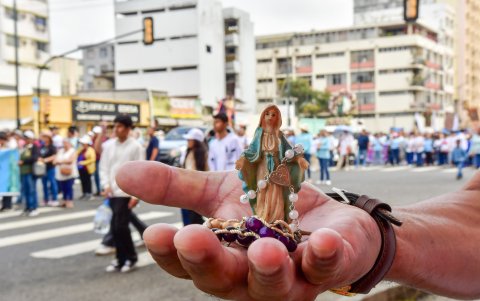 Manuel Márquez portó una pequeña imagen de la Virgen María durante la caminata mariana.