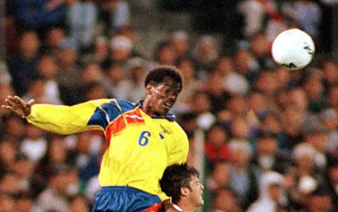 Quiñónez (izq.) supera a un rival mexicano durante un amistoso en octubre de 1996, previo al proceso mundialista a Francia 1998.