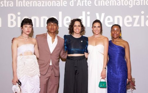 Karla Souza y Ana Cristina Barragán junto al elenco de Hiedra.