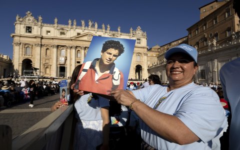 Asistentes a la canonización de Carlo Acutis portaron su fotografía como símbolo de admiración al primer santo milenial.